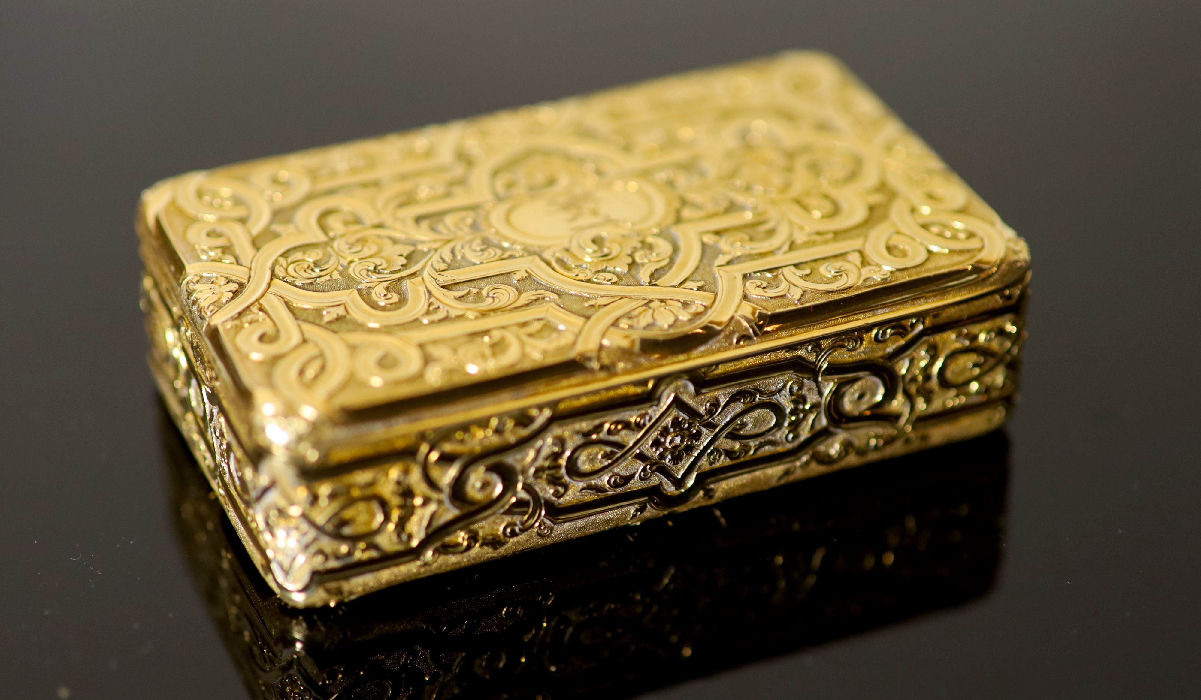 A good William IV 18ct gold rectangular snuff box by John Linnet, London, 1833,
